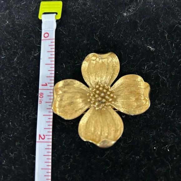 Trifari Gold-Tone Floral Brooch Vintage - Picture 2 of 5